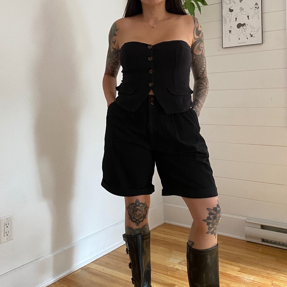 SOLD-Vintage black bermuda shorts - Picture 1 of 5